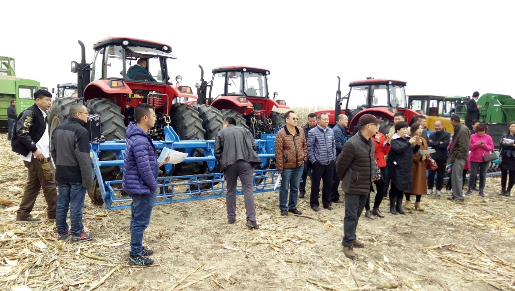 永信贵宾会217国三大型拖沓机在黑龙江省深松深耕现场演示会上大放异彩