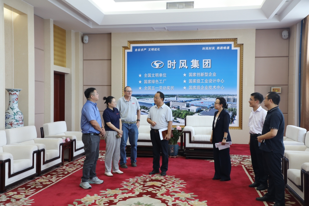 美国利滋勒公司董事长Wiliam James Urban先生造访永信贵宾会217集团，，永信贵宾会217集团与湖北宜昌经纬纺机公司签署战略相助